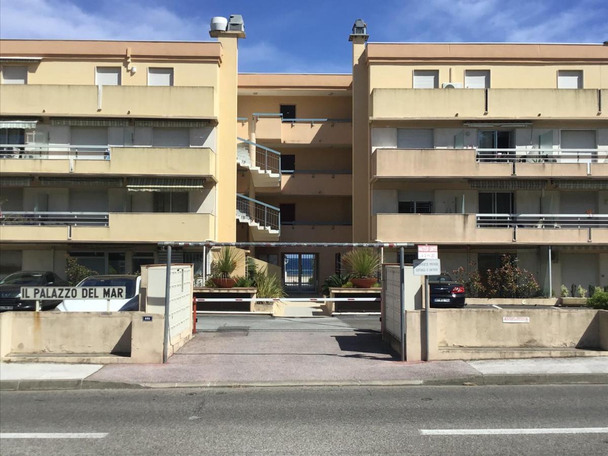 207-front De Parking Prive *